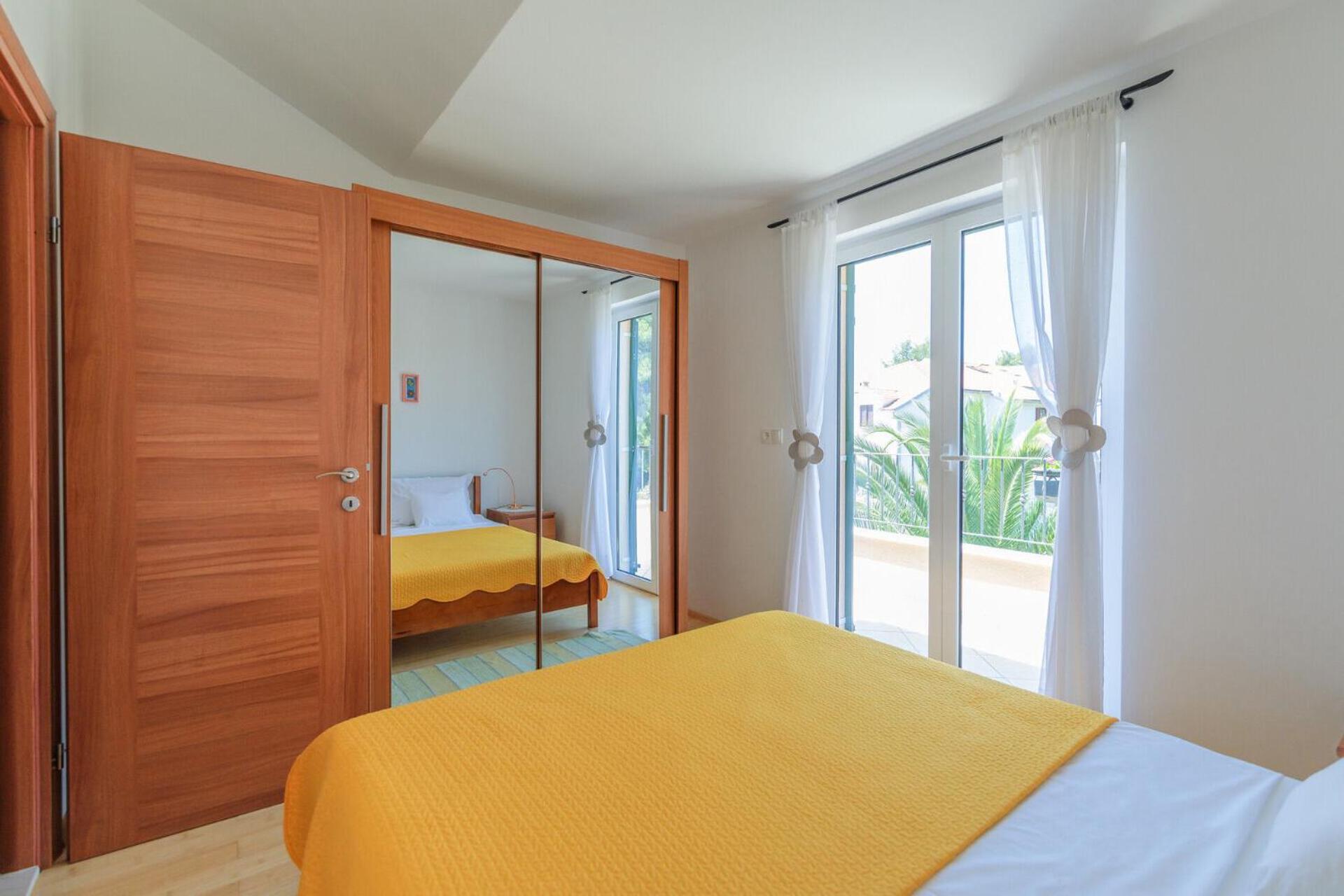 Apartments Seric Vrboska Exterior photo