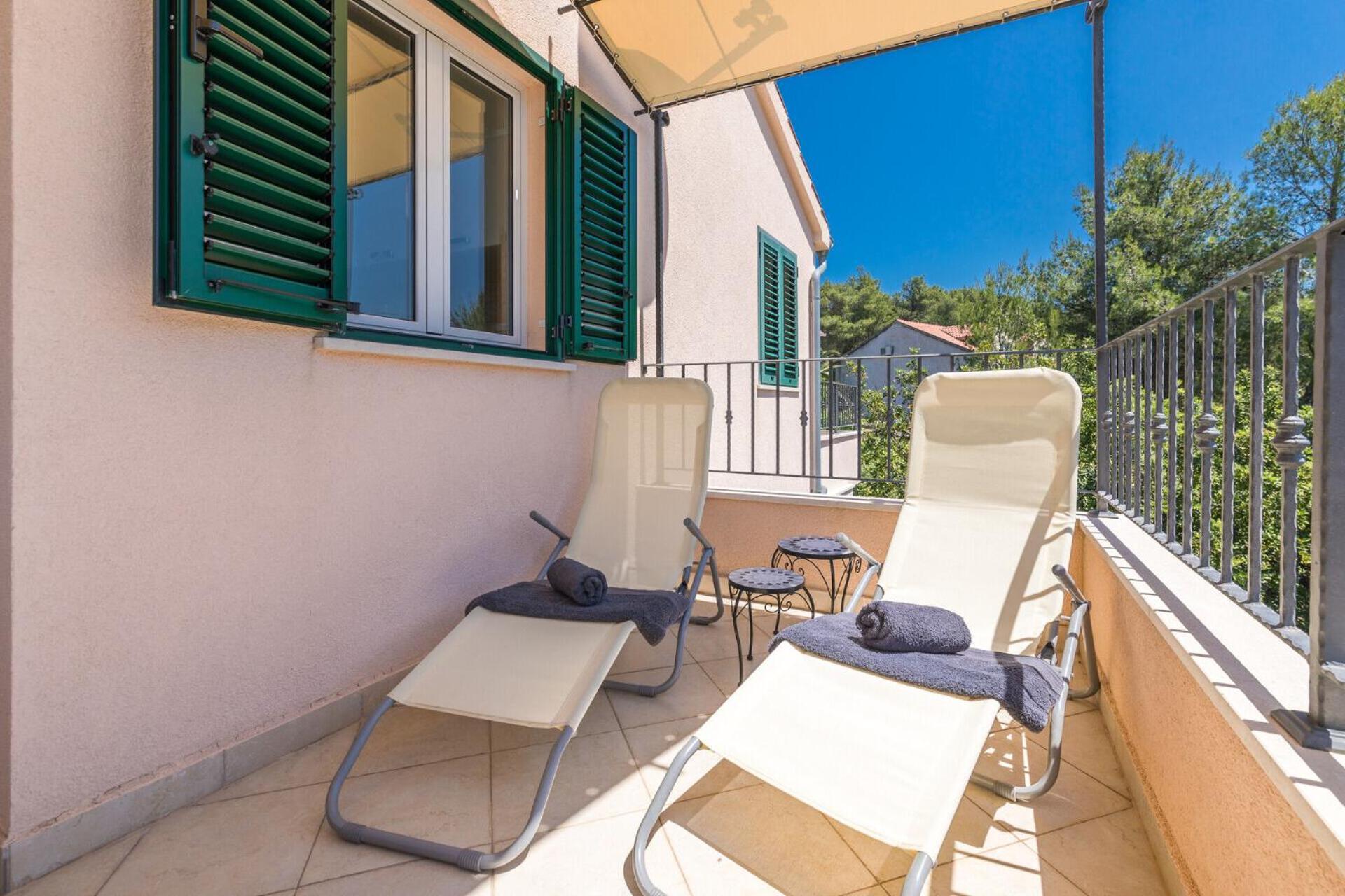 Apartments Seric Vrboska Exterior photo